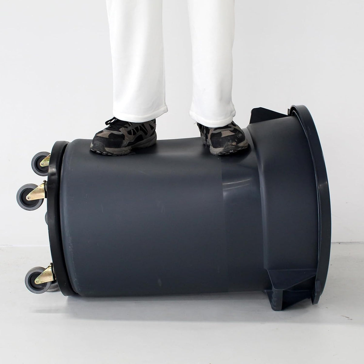 32 Gallon Grey Outdoor Trash Can with Lid and Wheels Q690