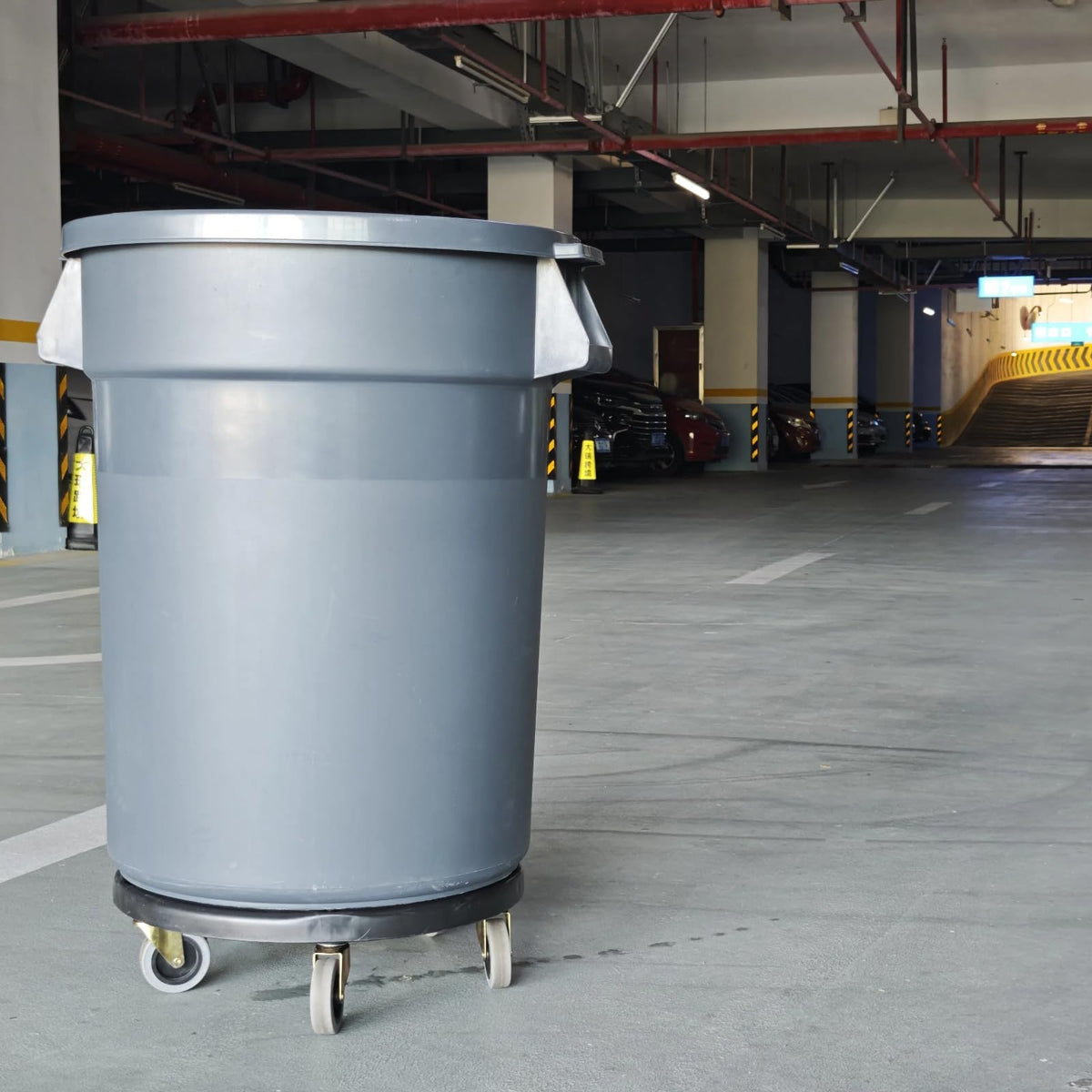 32 Gallon Grey Outdoor Trash Can with Lid and Wheels Q690